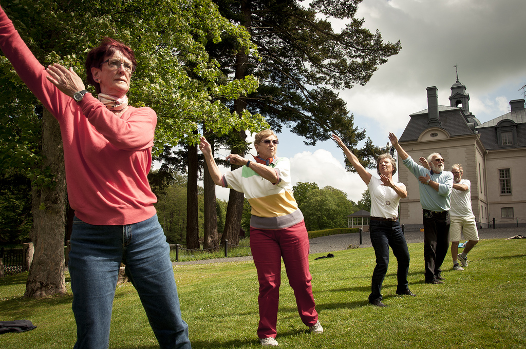 Seguir una dieta mediterránea hipocalórica y hacer ejercicio diario mantiene la pérdida de peso y mejora el riesgo cardiovascular