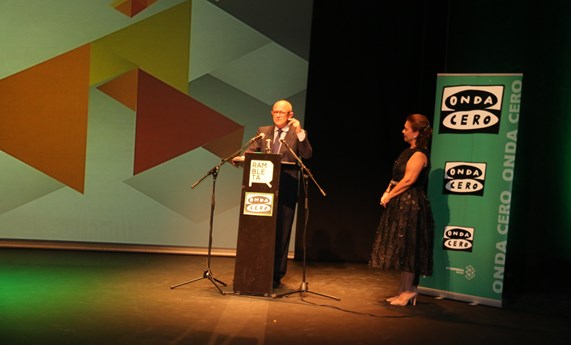 José Viña Ribes recibe el Premio Valencianos en la Onda
