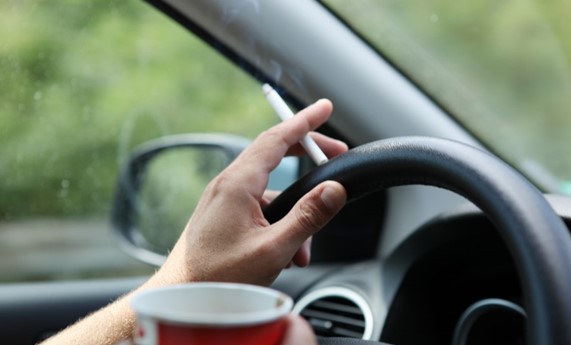 Un estudio demuestra el riesgo para la salud de fumar en el coche