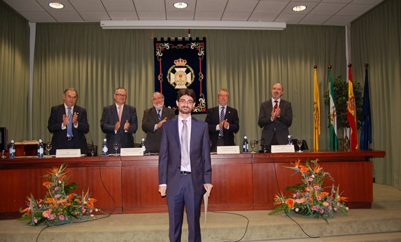 Javier Ampuero obtiene el Premio para Jóvenes Investigadores del Colegio de Médicos de Sevilla Javier Ampuero obtiene el Premio para Jóvenes Investigadores del Colegio de Médicos de Sevilla